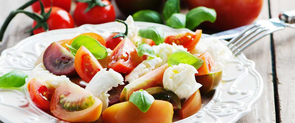 pomidory i ser - produkty zalecane w diecie śródziemnomorskiej 